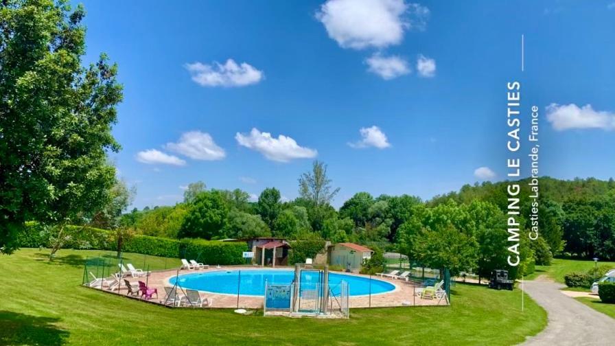 Camping Familial Paisible Avec Piscine, Mobil Home , Chalet, Studio & Emplacement Nue Casties-Labrande Luaran gambar