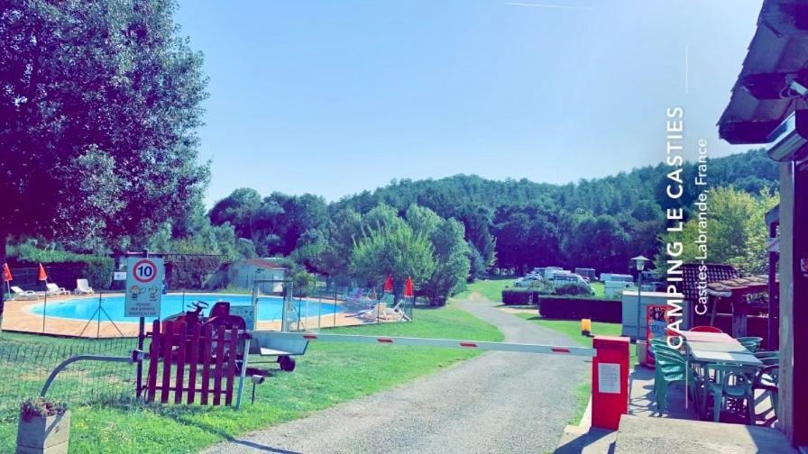 Camping Familial Paisible Avec Piscine, Mobil Home , Chalet, Studio & Emplacement Nue Casties-Labrande Luaran gambar
