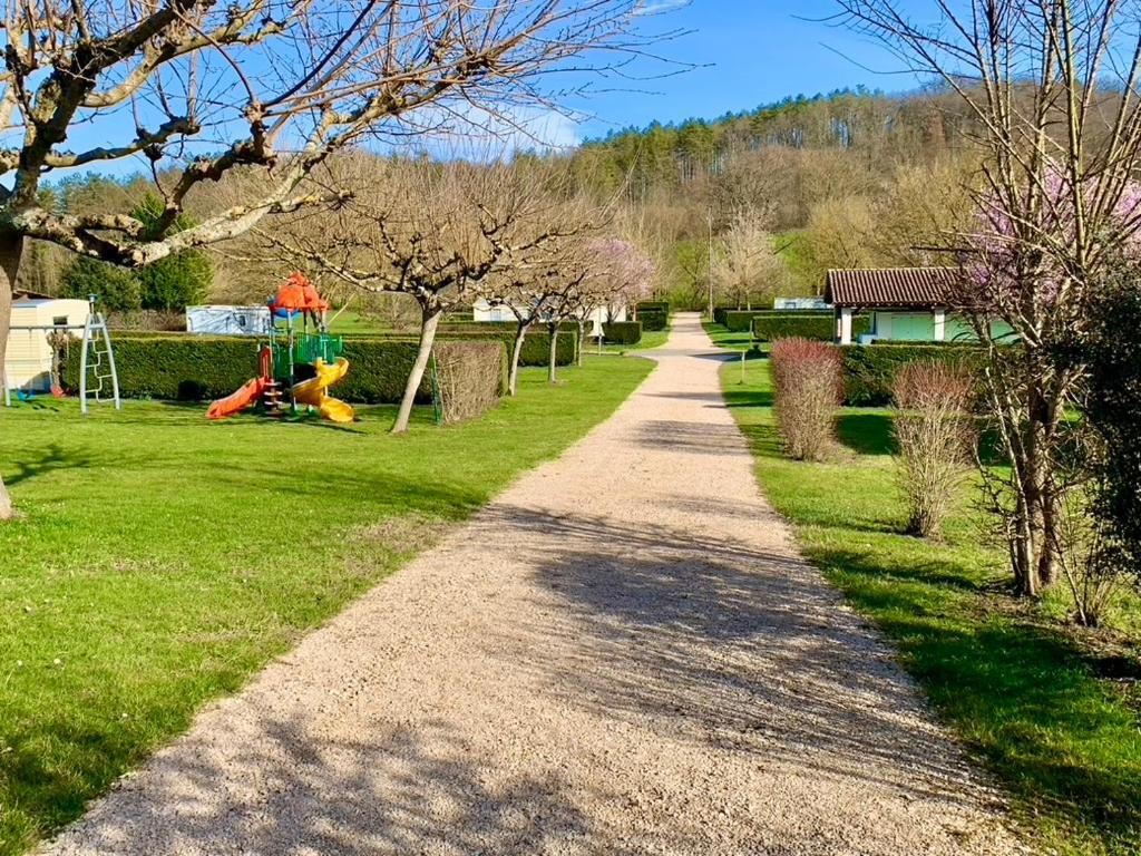 Camping Familial Paisible Avec Piscine, Mobil Home , Chalet, Studio & Emplacement Nue Casties-Labrande Luaran gambar