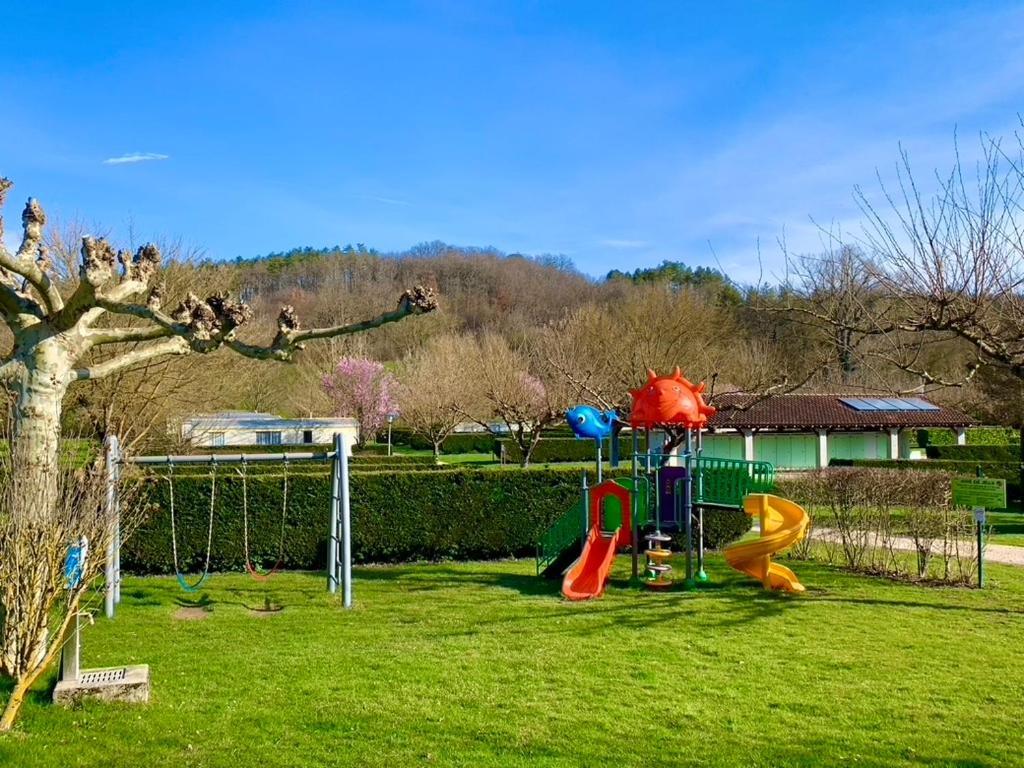 Camping Familial Paisible Avec Piscine, Mobil Home , Chalet, Studio & Emplacement Nue Casties-Labrande Luaran gambar