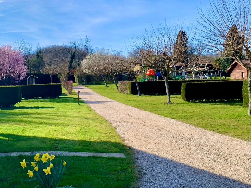 Camping Familial Paisible Avec Piscine, Mobil Home , Chalet, Studio & Emplacement Nue Casties-Labrande Luaran gambar