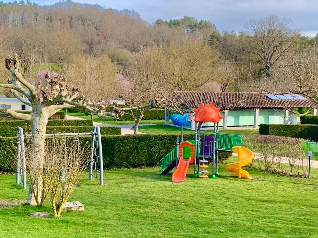 Camping Familial Paisible Avec Piscine, Mobil Home , Chalet, Studio & Emplacement Nue Casties-Labrande Luaran gambar