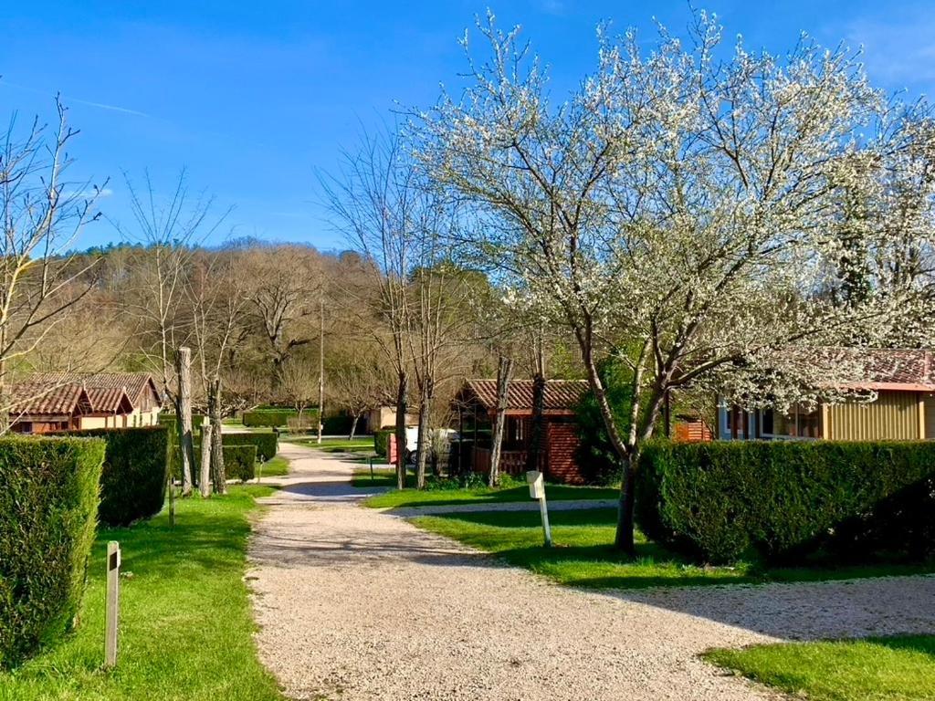 Camping Familial Paisible Avec Piscine, Mobil Home , Chalet, Studio & Emplacement Nue Casties-Labrande Luaran gambar