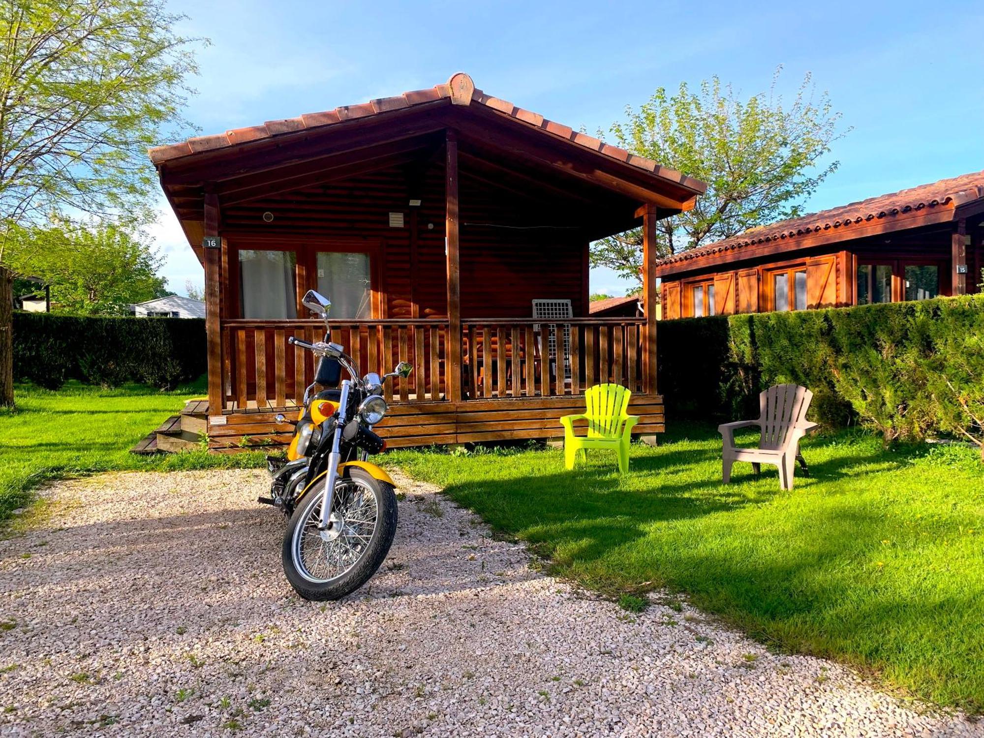 Camping Familial Paisible Avec Piscine, Mobil Home , Chalet, Studio & Emplacement Nue Casties-Labrande Luaran gambar