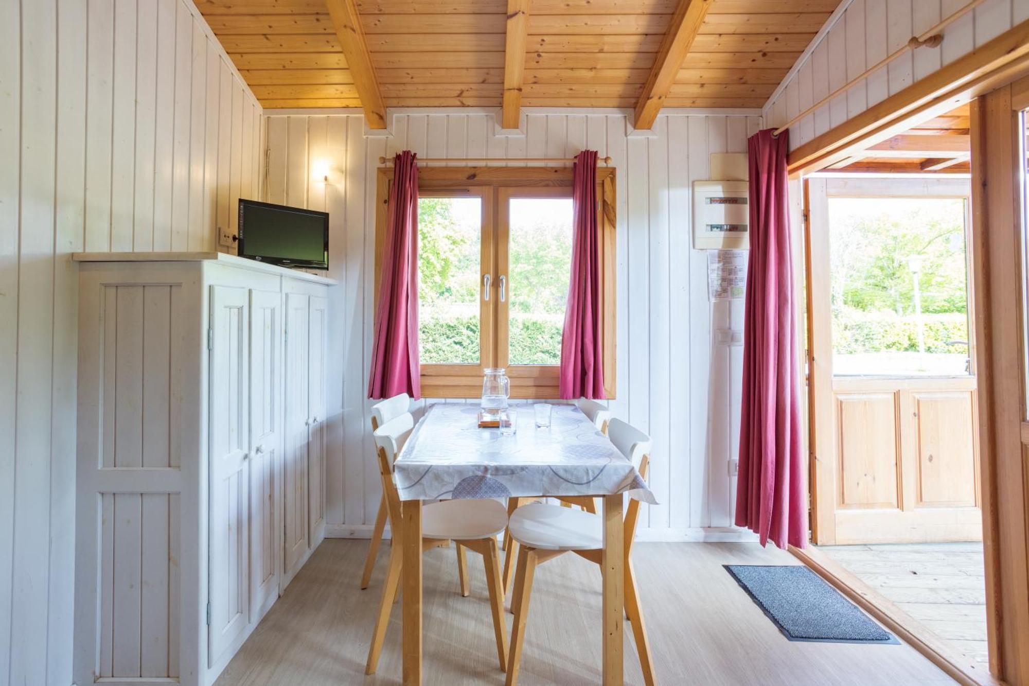 Camping Familial Paisible Avec Piscine, Mobil Home , Chalet, Studio & Emplacement Nue Casties-Labrande Luaran gambar