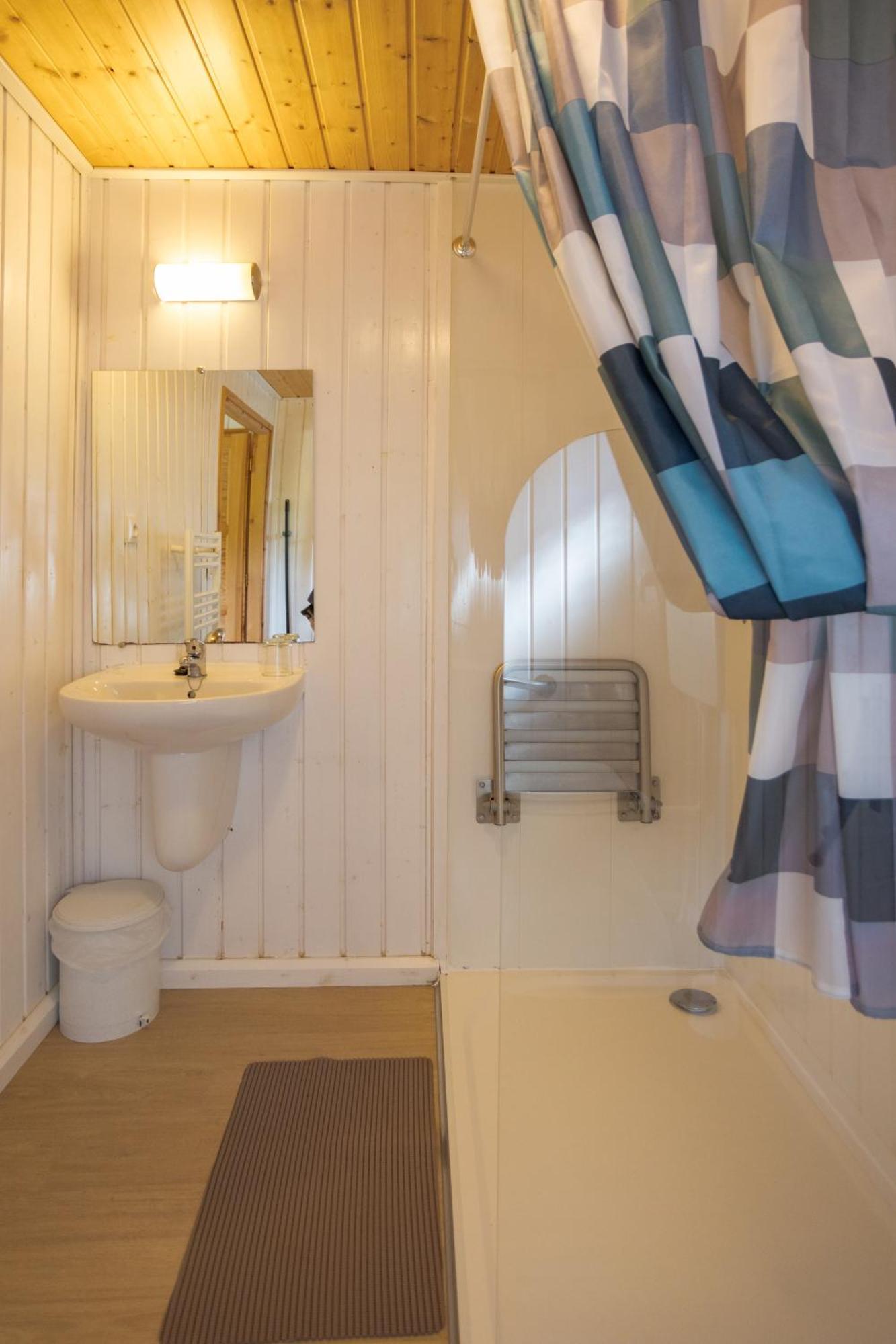 Camping Familial Paisible Avec Piscine, Mobil Home , Chalet, Studio & Emplacement Nue Casties-Labrande Luaran gambar