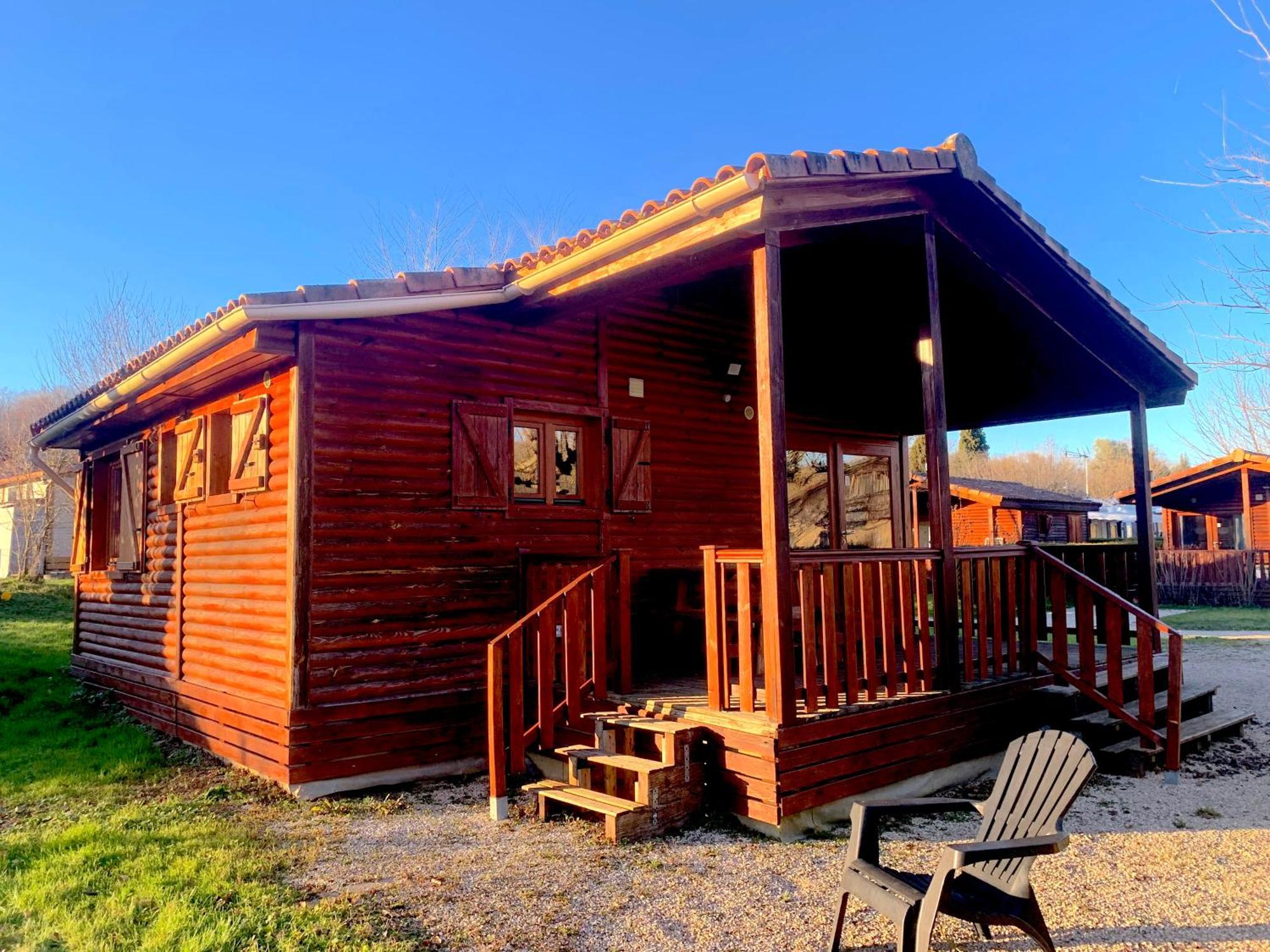 Camping Familial Paisible Avec Piscine, Mobil Home , Chalet, Studio & Emplacement Nue Casties-Labrande Luaran gambar