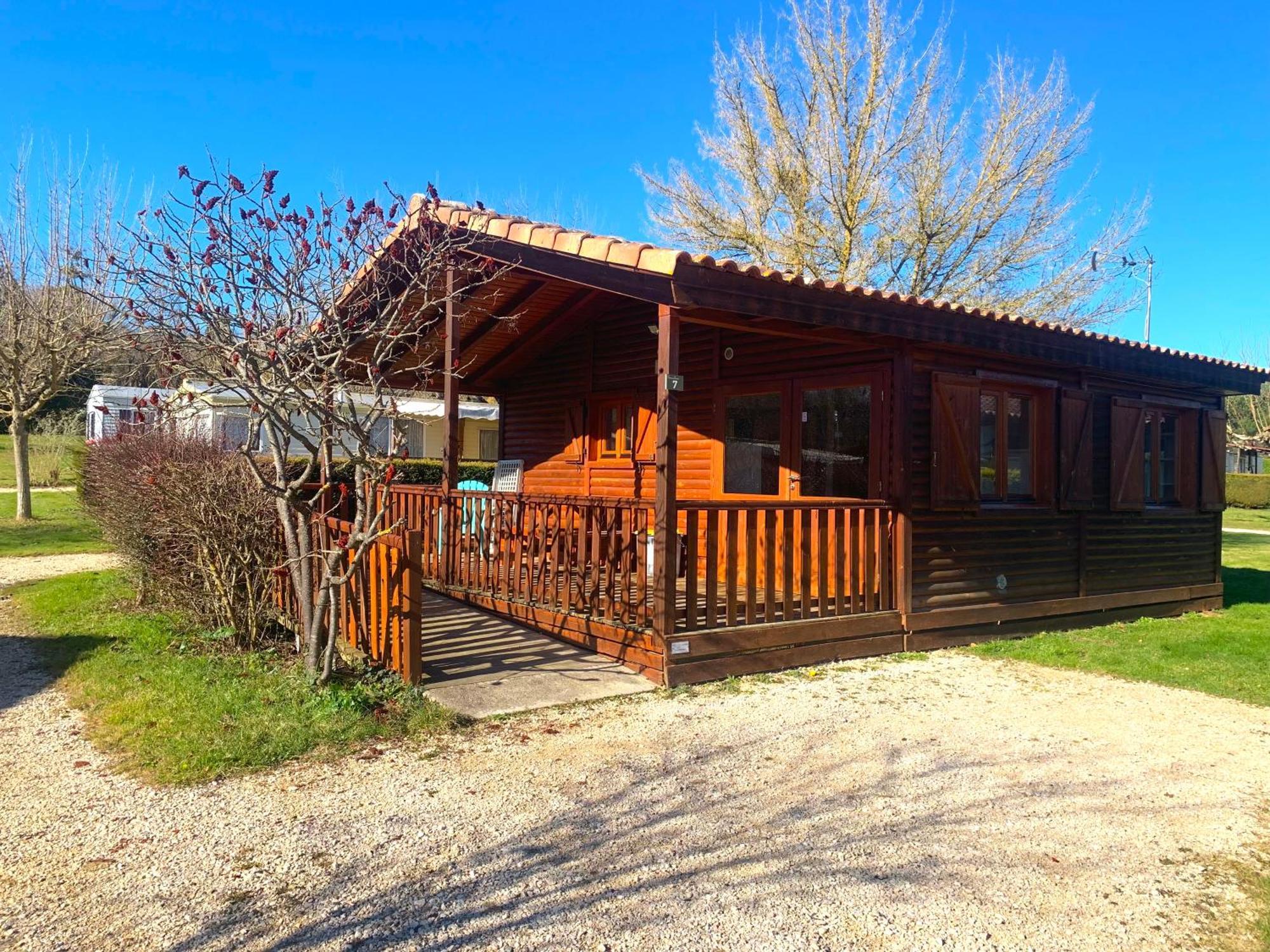 Camping Familial Paisible Avec Piscine, Mobil Home , Chalet, Studio & Emplacement Nue Casties-Labrande Luaran gambar
