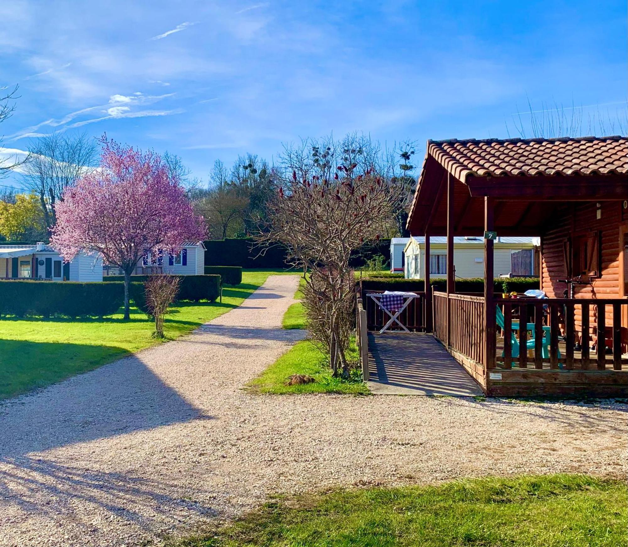 Camping Familial Paisible Avec Piscine, Mobil Home , Chalet, Studio & Emplacement Nue Casties-Labrande Luaran gambar