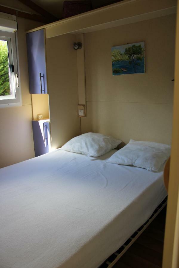 Camping Familial Paisible Avec Piscine, Mobil Home , Chalet, Studio & Emplacement Nue Casties-Labrande Luaran gambar