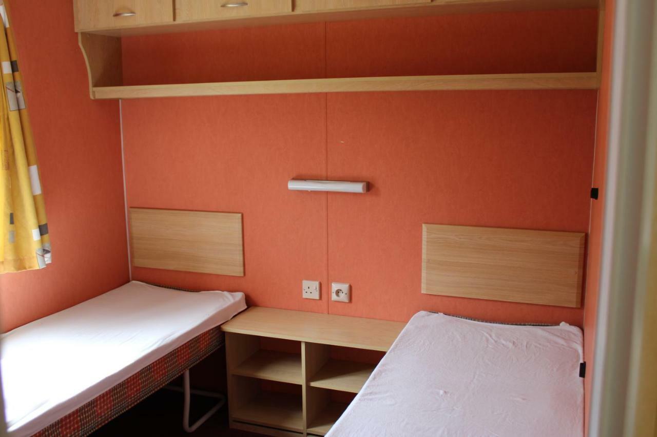 Camping Familial Paisible Avec Piscine, Mobil Home , Chalet, Studio & Emplacement Nue Casties-Labrande Luaran gambar